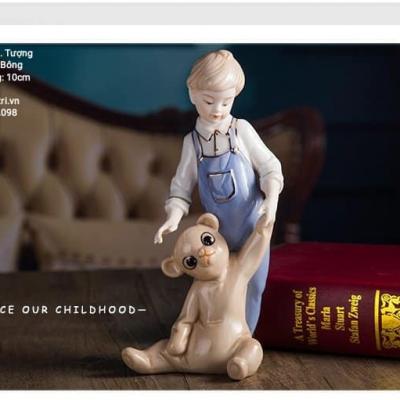 TƯỢNG SỨ EM BÉ VÀ GẤU BÔNG